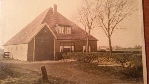 Monte Rosa boerderij aan de Emmalaan in Den Burg. Familie Dirk Zijm woonde hier van 1947 tot en met november 1954. Daarna verhuisde het gezin naar de Pieter van Cuykstraat.