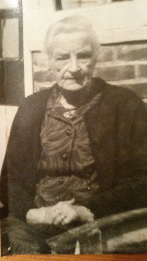 Op de foto Johanna Bakker zij is geboren op 16-07-1885 in Den Burg, Texel. Johanna is overleden op 26-04-1975 in Den Burg, Texel, 89 jaar oud. Zij is de moeder van Dirk Zijm, oma van Theo Zijm en overgrootmoeder van Maaike Zijm