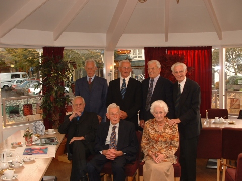 10 - 05 - 2003 Foto van alle broers en zussen op het 90-jarig verjaardagsfeest van Piet Zijm